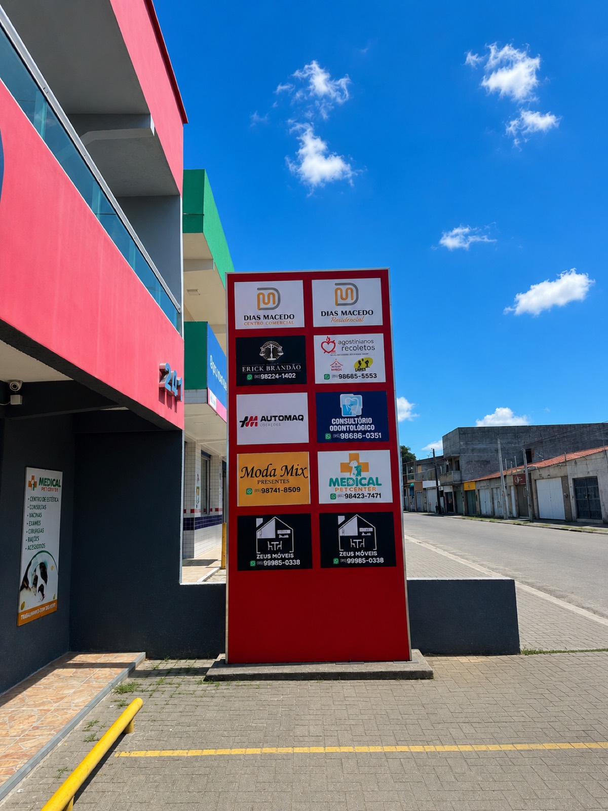 Placa de divulgação com a logo dos negócios